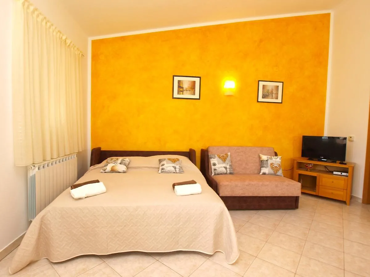 Apartments Iva 1534 Pula 0*,